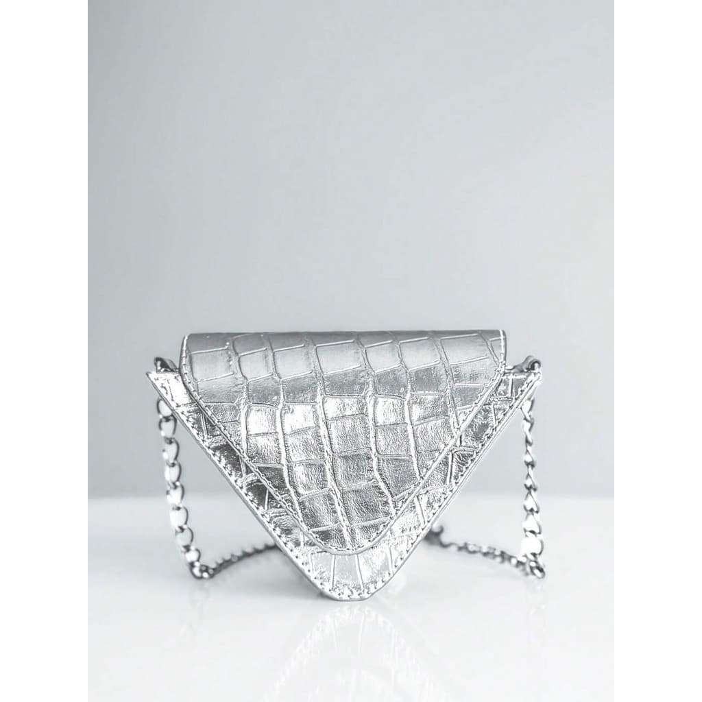 Bolsa Feminina Triangular Metálica com Estampa Croco e Alça de Corrente