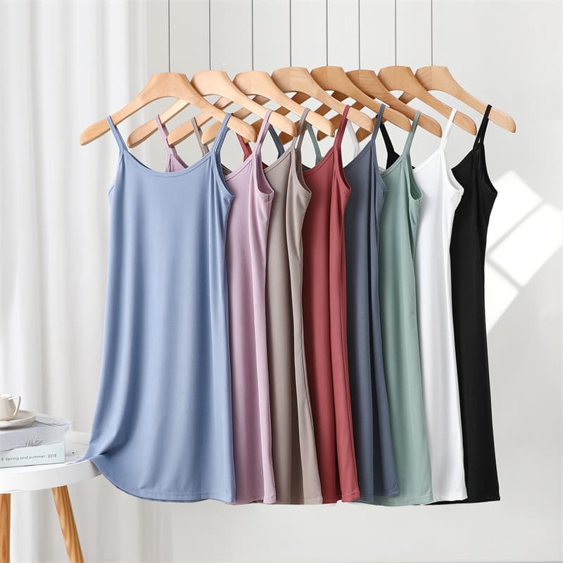 2024 novo estilo de seda gelo Suspender saia feminina camisola solta pode usar fora de casa vestido de comprimento médio