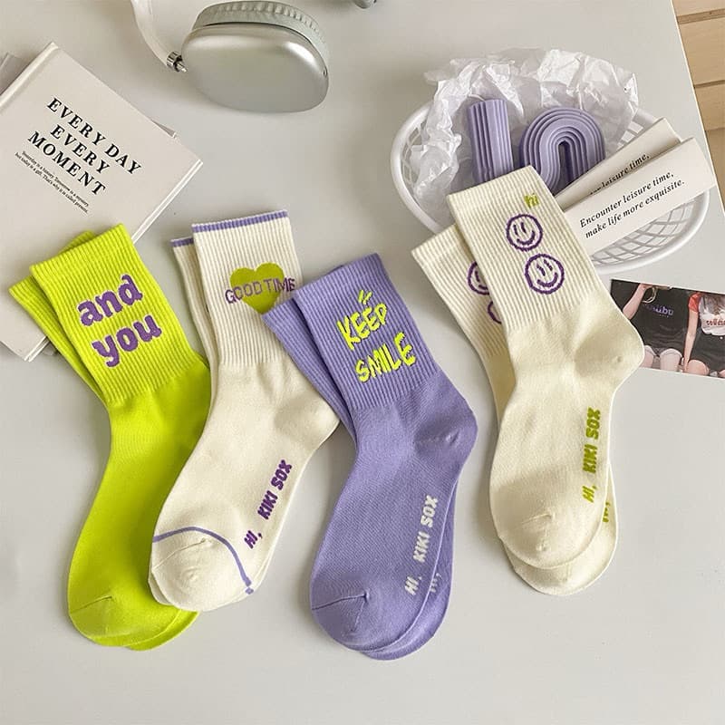 4 Pares De Meias Femininas Com Letras Sorridentes – Coreanas De Skate Em Verde Neon , Roxo E Branco