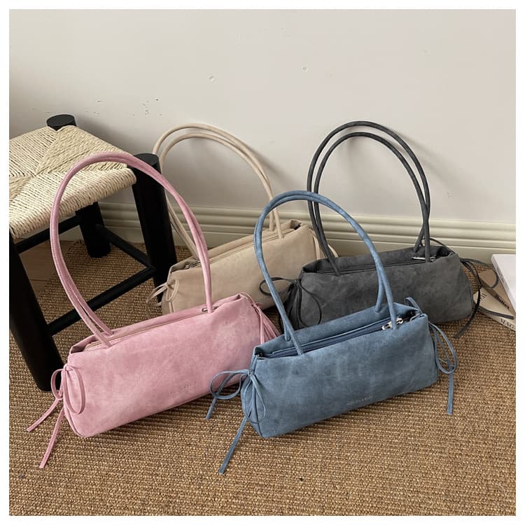 Bolsa de mão pequena de camurça feminina nova de verão, bolsa baguete com cordão sob a axila, bolsa tiracolo minimalista