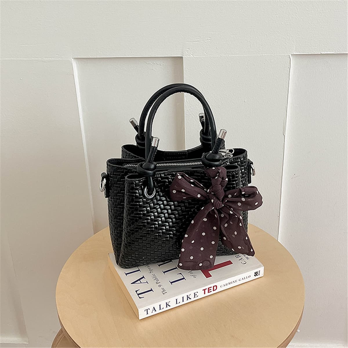 Bolsa de ombro feminina da moda, bolsa tiracolo, bolsa de gelatina, decorada com lenço de seda de textura alta
