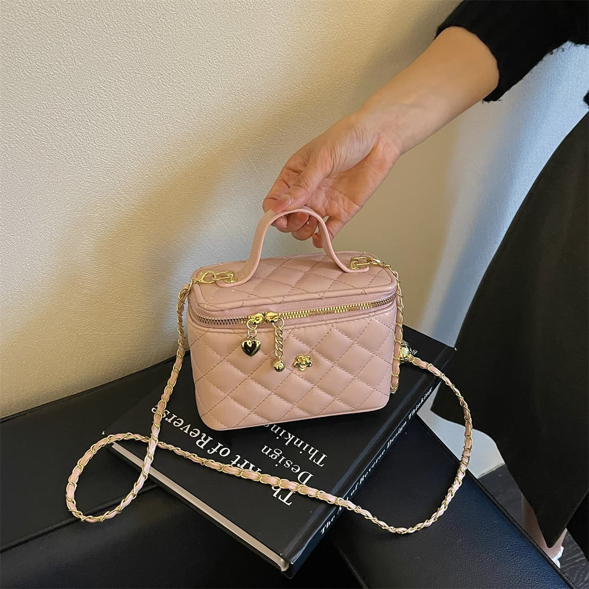 Um design moderno para moda de nicho, uma bolsa tiracolo versátil em formato de bolsa de mão, estilo bolsa-lancheira.
