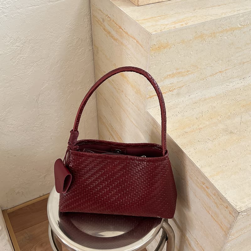 Textura sofisticada, moda de nicho, bolsa de mão versátil e prática. Bolsa tiracolo retrô da moda. Bolsa punk