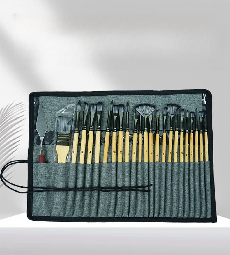 Um conjunto de 24 pincéis, incluindo capas de pincéis para tela, pincéis para pintura a óleo, de náilon