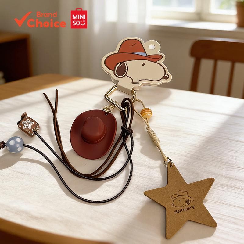 MINISO  Série Cowboy Ocidental do Snoopy - Charm de Chapéu Pequeno 3D do Snoopy - Detalhado, Elegante e Colecionável