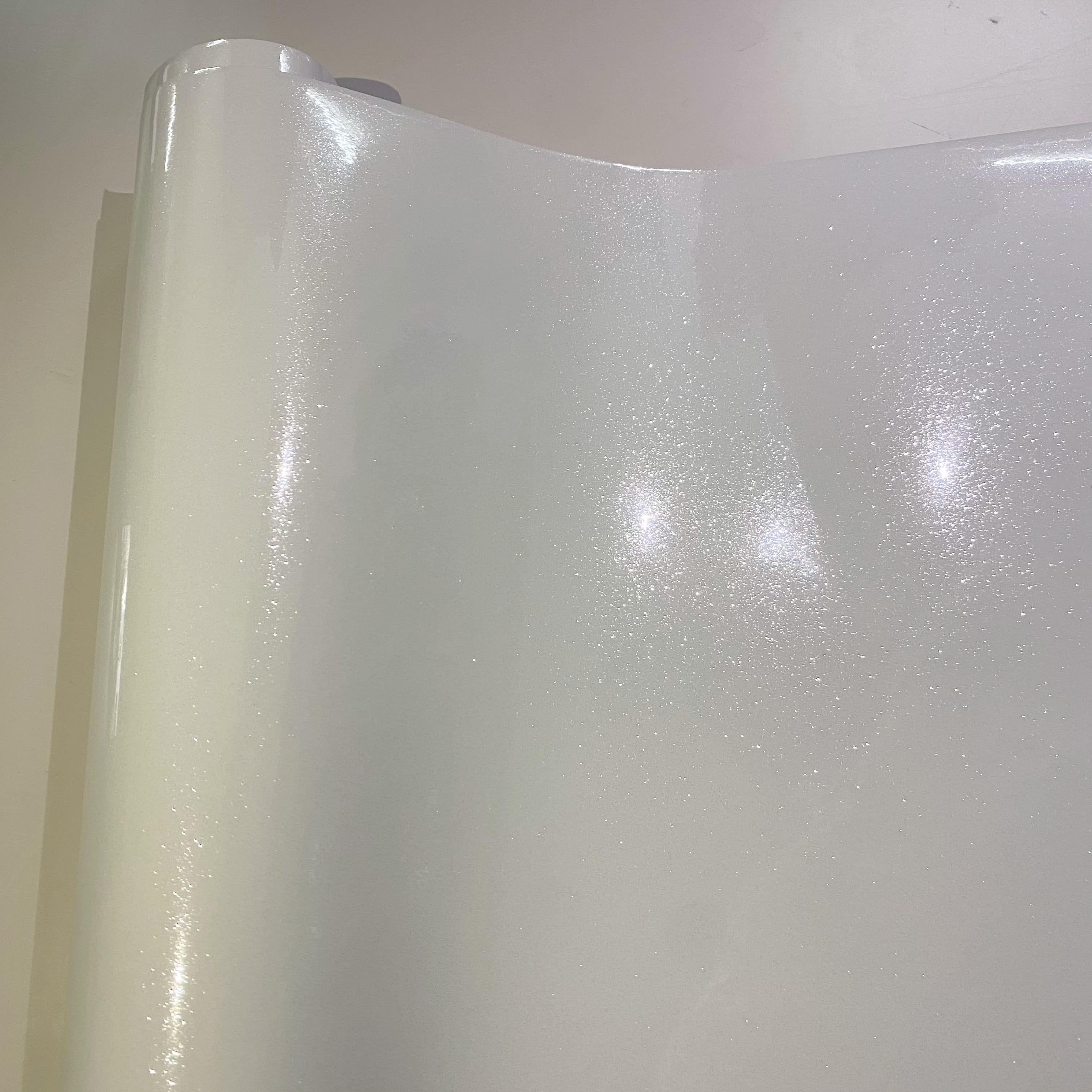 Rolo de Vinil Autoadesivo Brilhante Metálico Perolado Branco com Liberação de Ar para Envelopamento Automotivo e Moto