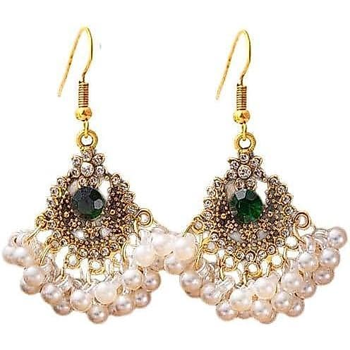 Brincos Pendentes Banhados a Ouro 18K em Estilo Indiano Tradicional com Pérolas Falsas e Cristal Verde – Joia Étnica Ins
