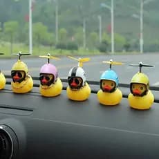 Pato Amarelo Decorativo – Com Capacete, Ideal para Carro, Moto e Bicicleta
