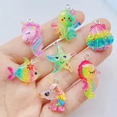 Pingente de série oceano de resina a granel-10 peças polvo brilhante de desenho animado fofo, cavalo marinho, peixe pequeno, estrela do mar, concha, pingente de unicórnio colorido adequado para joias DIY, artesanato de álbum de recortes