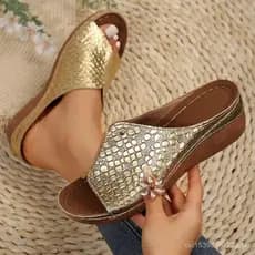 2024 novo estilo de comércio exterior sapatos femininos verão tamanho grande salto cunha sola grossa chinelos casuais Cr
