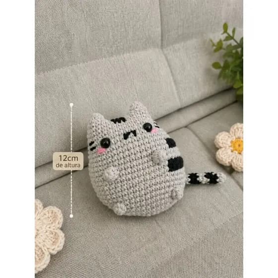Gatinho Kawaii Amigurumi em Crochê Feito á Mão | Mini Plush Artesanal 12cm | Presente e Decoração para Quarto de Bebê