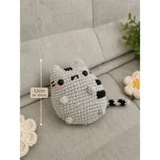 Gatinho Kawaii Amigurumi em Crochê Feito á Mão | Mini Plush Artesanal 12cm | Presente e Decoração para Quarto de Bebê