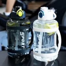 Garrafa de água para esportes ao ar livre com canudo, capacidade de 1,6L.
