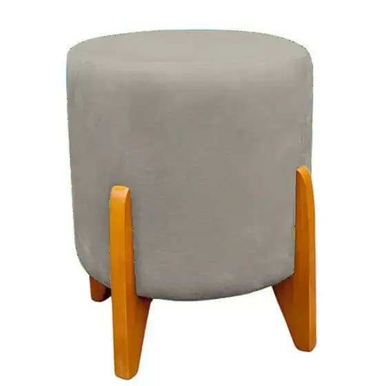 Puff Decorativo Thor Pés Em Madeira Veludo Cinza Claro Kimi Design