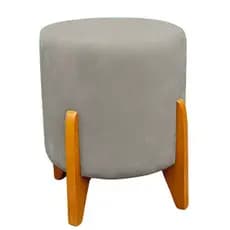 Puff Decorativo Thor Pés Em Madeira Veludo Cinza Claro Kimi Design