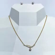 Conjunto Dourado Colar e Brinco Cravejado com Zircônia Redonda e Arco Vazado com Detalhe Liso (55cm - Brinco 5mm)