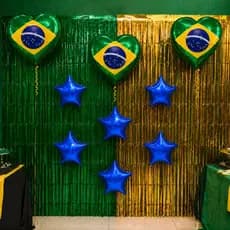 Kit Decoração Brasil Copa do Mundo Cortinas Cores Seleção + Balões Seleção Brasileira e 6 Estrelas Azuis do Hexa