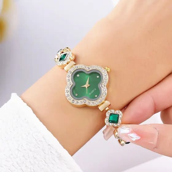 Mini Relógio Feminino Pulseira Trevo Pedraria Quartz Luxo Delicado Joia Flor Elegante