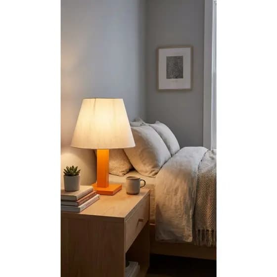 Abajur de Mesa Pequena Soft em Madeira com Cúpula Cru para Cabeceira e Mesa Lateral