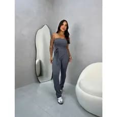 Conjunto Blogueira Gringa Cropped Ajustável na Lateral Tomara que Caia e Calça Flare Cintura Alta Estiloso Calça Flare
