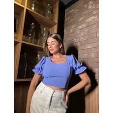 Cropped Feminino Amarração Nas Costas e Babado na Mangas look Moderno  Cropped feminino confeccionado em tecido Duna, qu