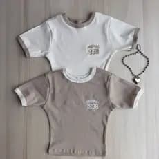 Kit 2 Cropped Manga Curta Canelado Bordado Baby Tee Gola Redonda Ribana Canelada Cores Pastel Feminina Verão Blusinha