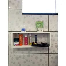 Nicho retangular na cor branco em MDF, mão possui fundo, para organização e decoração, para banheiro, quarto, sala
