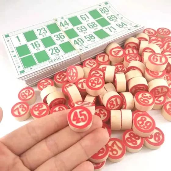 JOGO BINGO 90 PEÇAS NUMERADAS DE MADEIRA + 48 CARTELAS NUMERADAS
