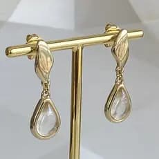 Brinco Alongado com Pingente Gota em Pedra Natural Cristal de QuartzoTransparente Banhado a Ouro 18K