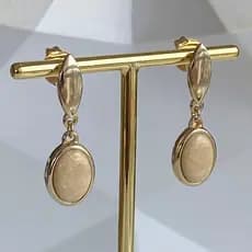 Brinco Alongado com Pingente em Pedra Natural Oval Amazonita Bege Banhado a Ouro 18K
