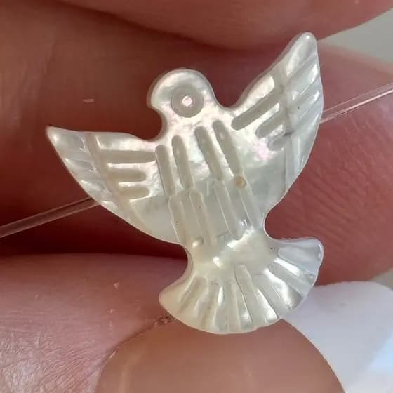 Colar Divino Espírito Santo em Madrepérola no Fio de Nylon Invisível