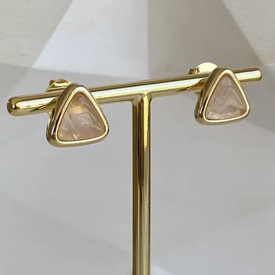 Brinco Geométrico Triangulo com Pedra Natural Quartzo Rosa Banhado a Ouro 18K