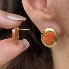 Brinco Oval com Pedra Natural Jade Laranja Terracota Banhado a Ouro 18K Pequeno Elegante