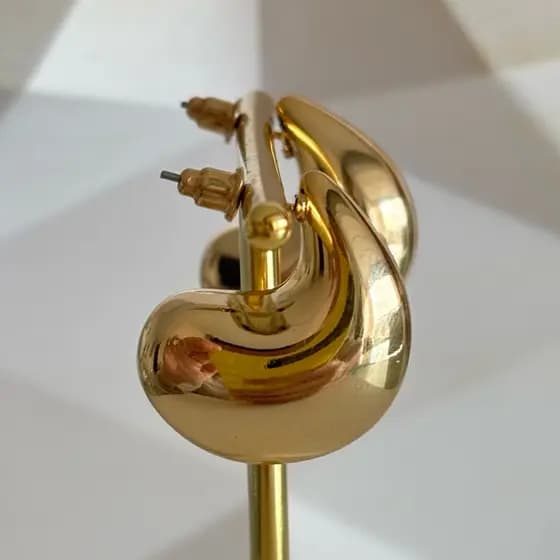 Brinco Argola Bold Gota Vírgula Leve Folheado Dourado e/ou Prateado