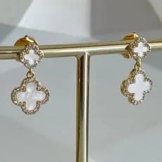 Brinco 2 Trevos Preto Microcravejados de ZIrcônia Cristal em Madrepérola ou Cristal Preto