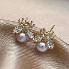 Brinco Feminino em Formato de Abelha Dourado com Zirconia e Pérola Minimalista Acessório Feminino