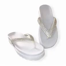 Papete com tiras em V e Glitter sistema calce fácil, confortável e dispojado