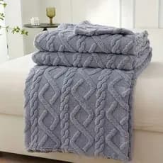 Cobertor Manta Glamour Com Sherpa Casal Dupla Face 1,90 x 2,20m Design Alto-Relevo Geométrico Sofisticado