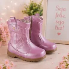 Bota Infantil Feminina Texana Country Cano Médio Solado Tratorado Bordada Detalhe Coração Zíper Confortável