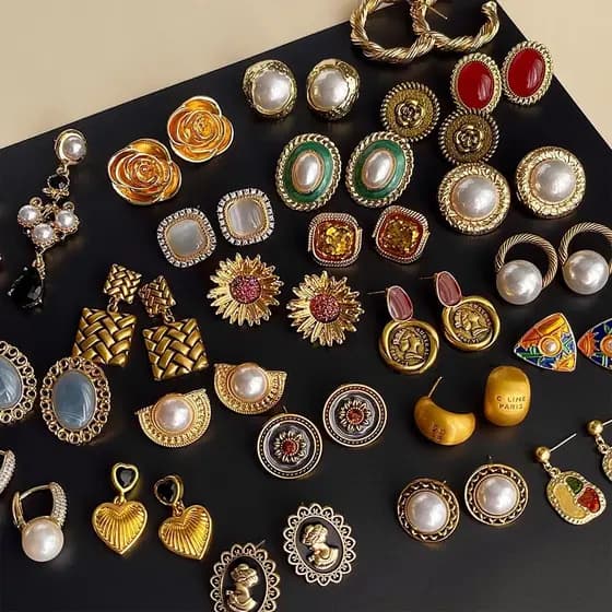 Brincos de agulha de prata com padrões florais cravejados de diamantes e pérolas, brincos vintage retro de luxo discreto