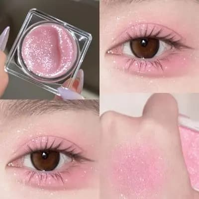 Vibe Doce Coreana de Morango! Paleta de sombras rosa com brilho fino e blush com glitter.