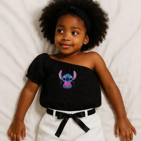 Conjunto Blusa Infantil de um Ombro só Preto Com Estampa do Stitch Segurando um Coração e Shorts Branco