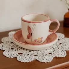 Xícara de Café em Cerâmica com Pires 50ml – Pintada à Mão Flor e Borboleta