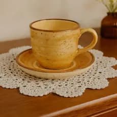Conjunto Xícara de Café amarelo detalhado em Cerâmica Artesanal 50ml – Flor Borboleta