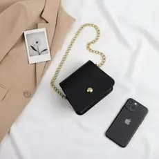 Bolsa CrossBody Feminina Alça Corrente com Enfeite Dourado Alice Borba