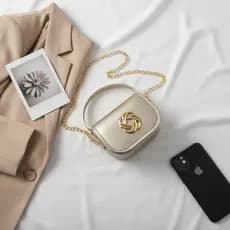 Mini Bolsa Feminina Preta com Metal de Flor Dourado – Elegante e Sofisticada