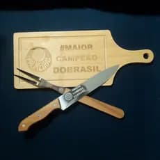 Kit Churrasco Palmeiras com Tábua Faca e Garfo Personalizado Gravação a Laser e Brinde