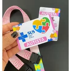 Kit Completo Crachá autismo + cordão quebra cabeça ROSA com trava de segurança + cartão SUS