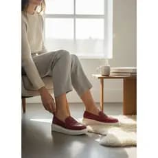 slip on feminino fino acabamento em couro .