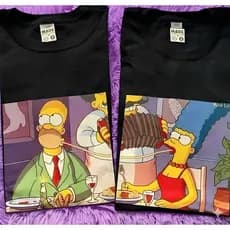 Kit 2 Camisetas Casal Simpsons 💛 Homer & Marge no Jantar | Estilo Divertido + Frete Grátis!